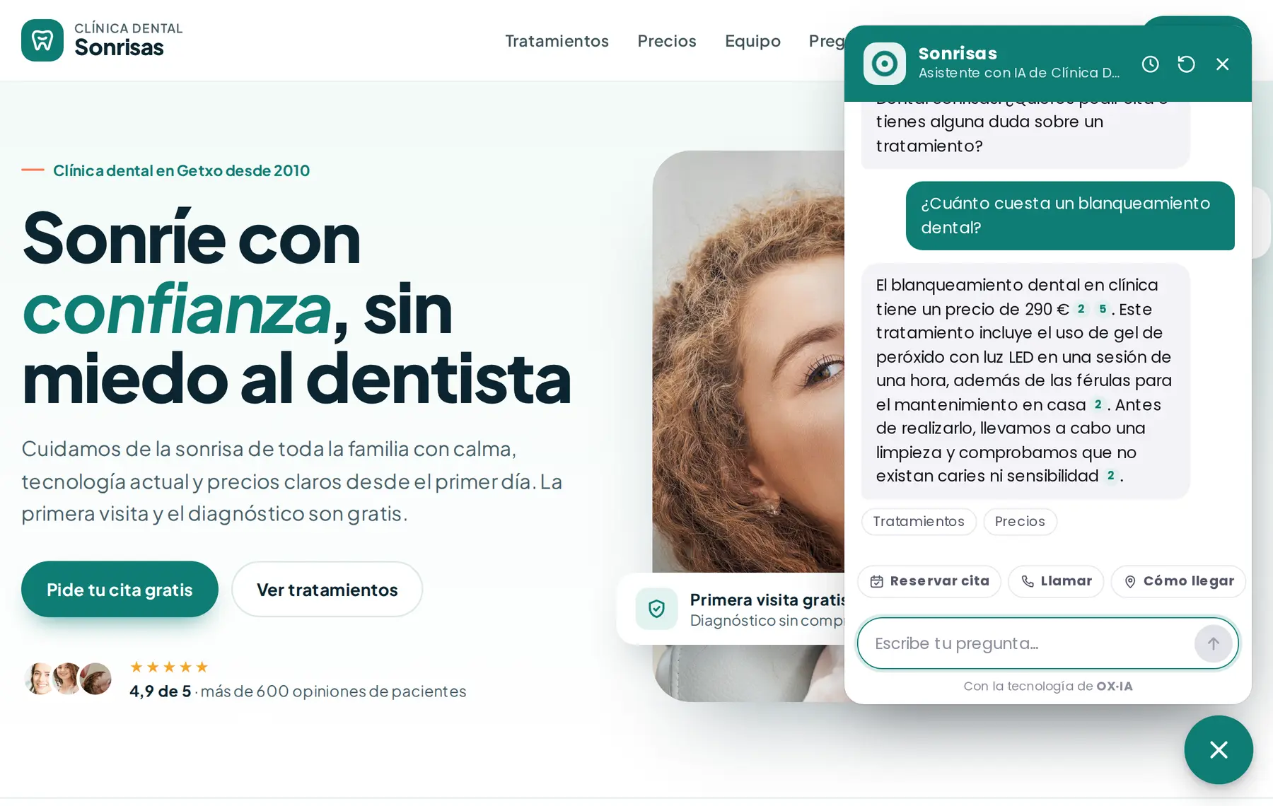 Captura del chat de OX·IA abierto sobre la web de una clínica dental, respondiendo con la fuente de la información